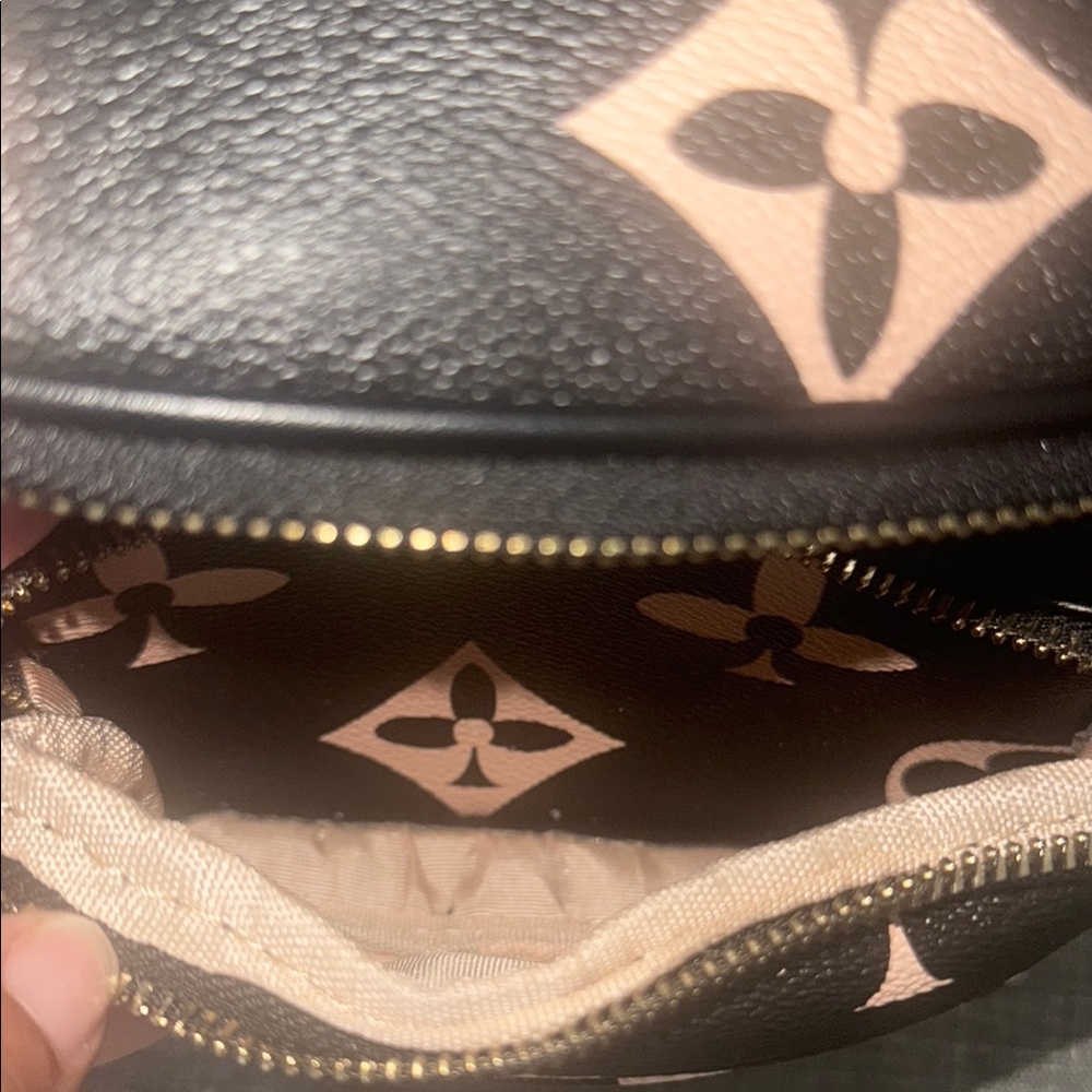 Fashion Stylish Black and Cream Women's Crossbody Bag - Picture 8 of 9
